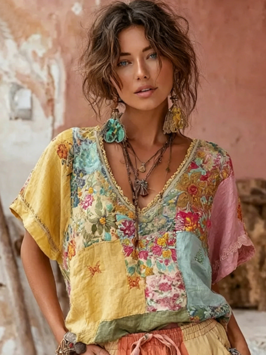 T-shirt bohème pour femme en mélange de lin, à col en V, avec broderie florale et patchwork artistique