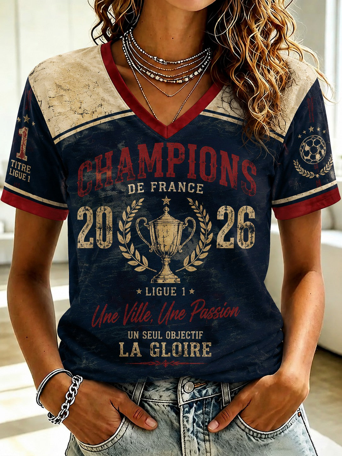 T-shirt à col en V imprimé La Gloire en Bleu Rouge Football Femme