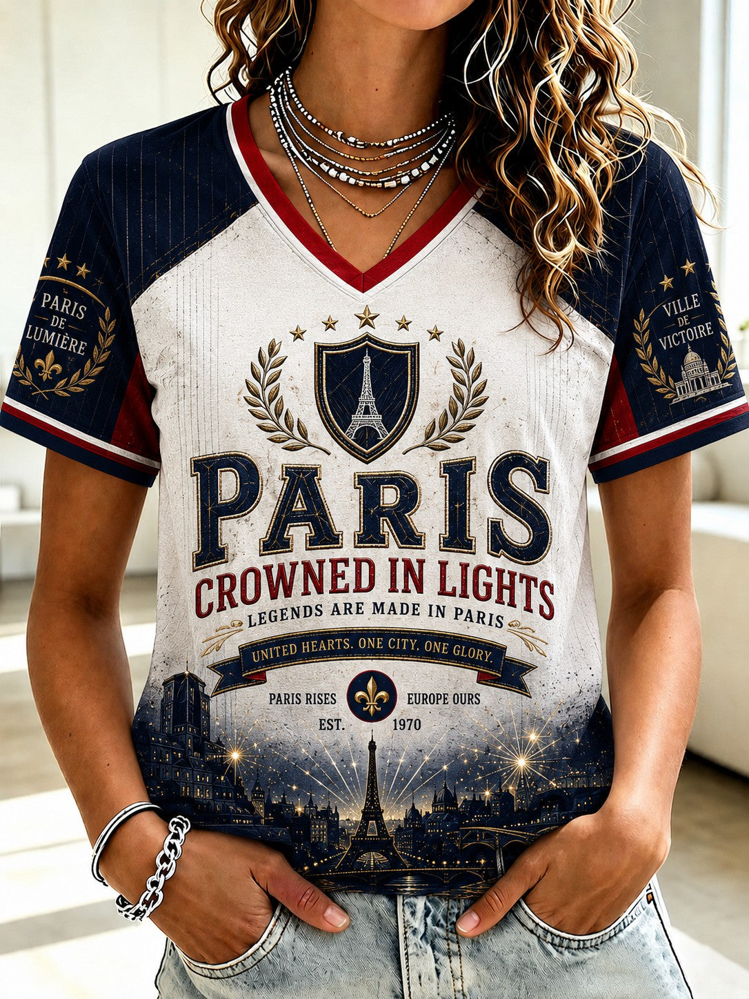T-shirt à col en V imprimé pour le championnat de football féminin de Paris