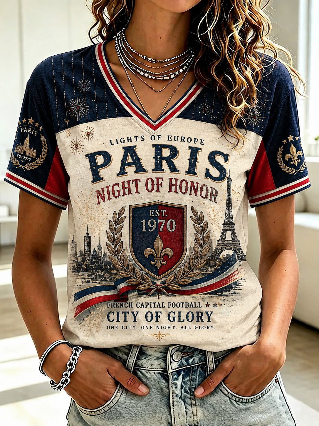 T-shirt à col en V imprimé pour le championnat de football féminin de Paris