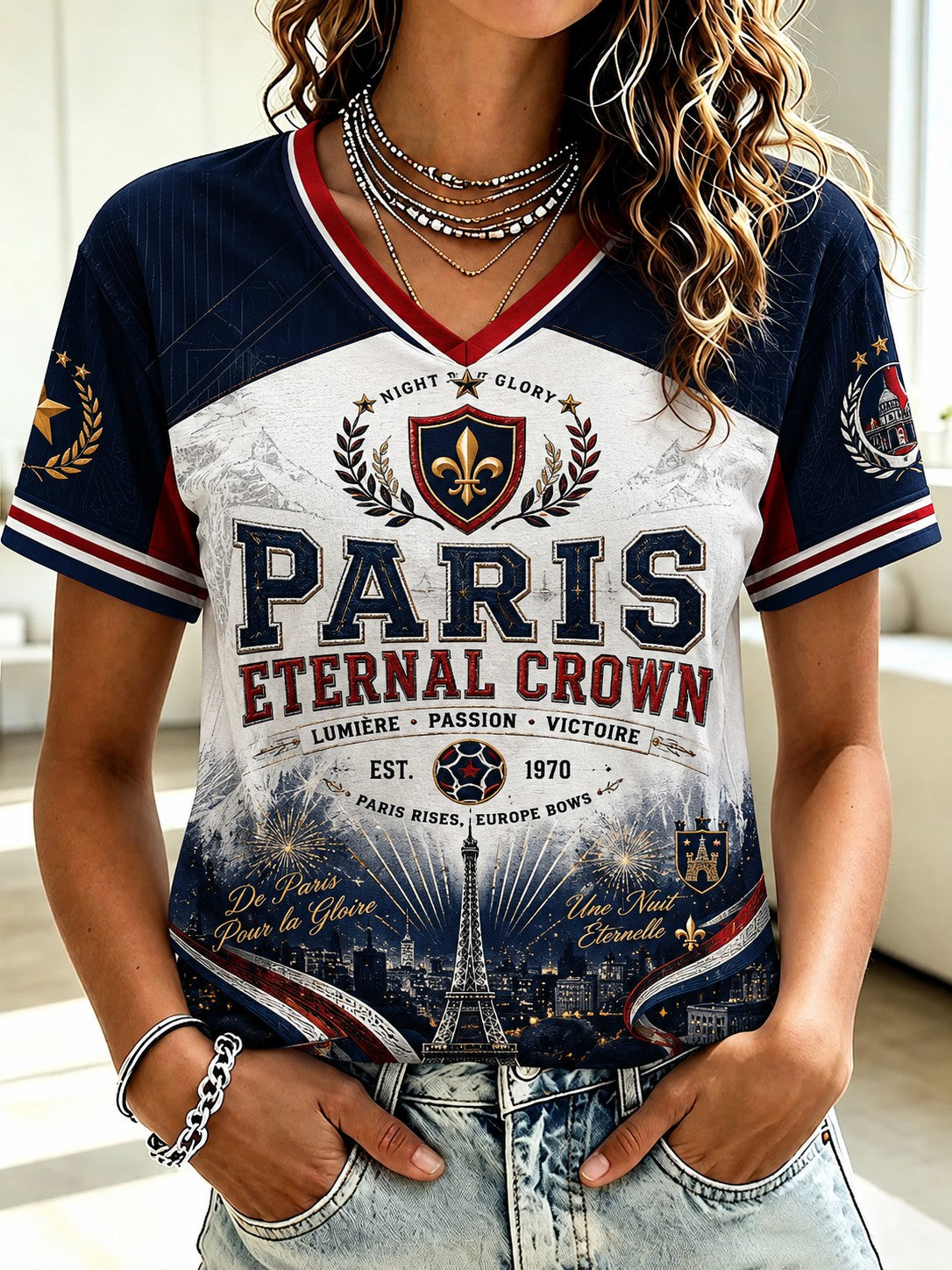 T-shirt à col en V imprimé pour le championnat de football féminin de Paris