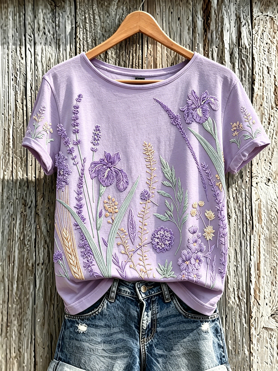 T-shirt décontracté pour femme à imprimé fleurs violette sur fond de plantes