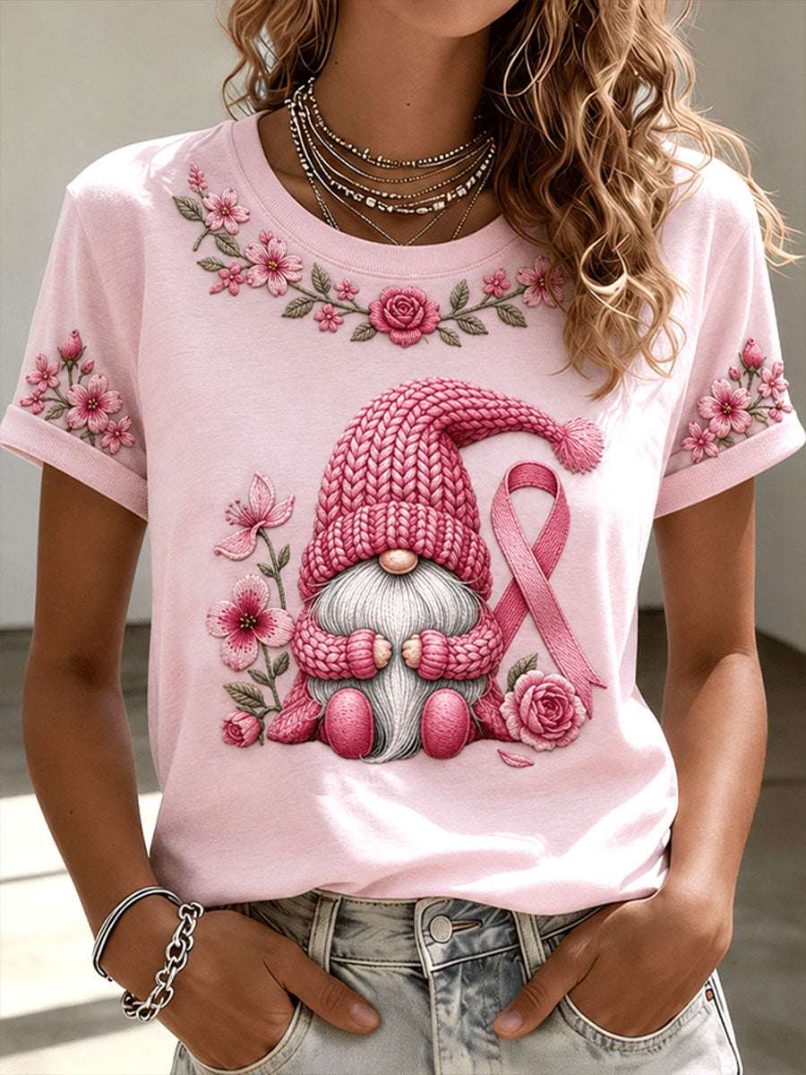 T-shirt à manches courtes avec gnome et chapeau rose pour la sensibilisation au cancer du sein chez les femmes