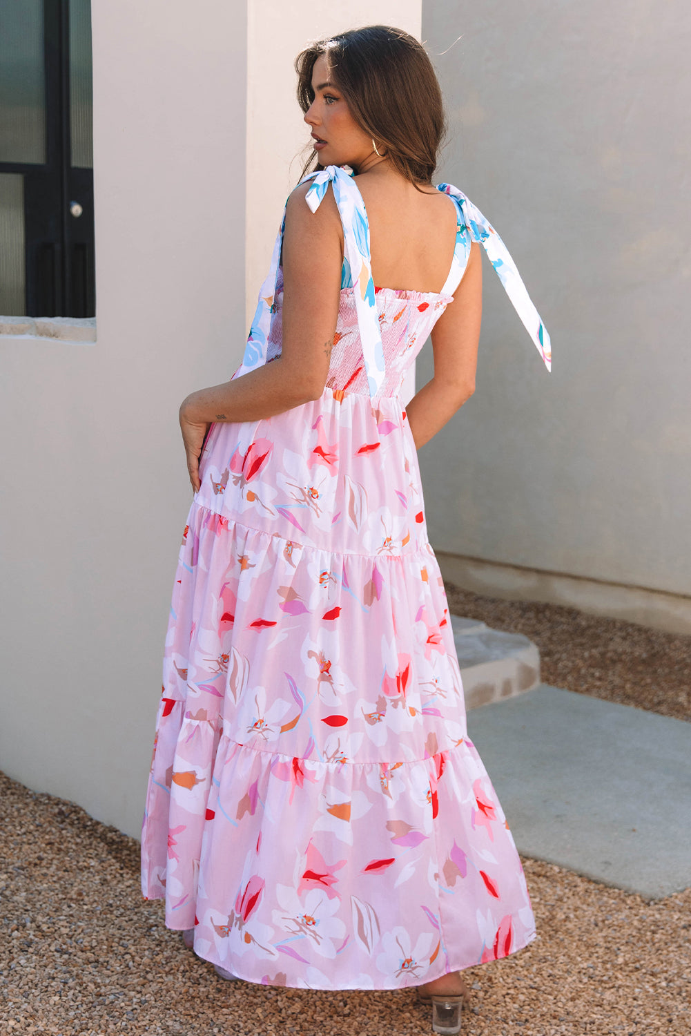 Robe longue smockée à épaules nouées imprimé floral rose