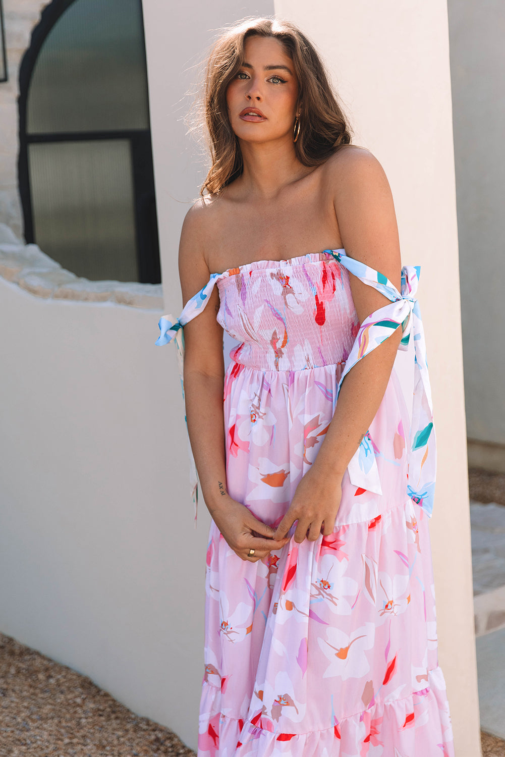 Robe longue smockée à épaules nouées imprimé floral rose