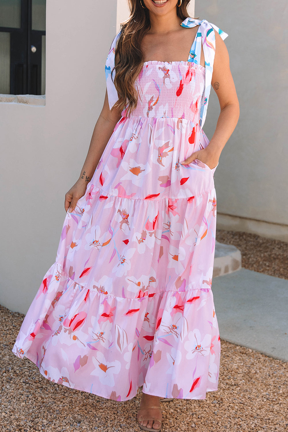 Robe longue smockée à épaules nouées imprimé floral rose