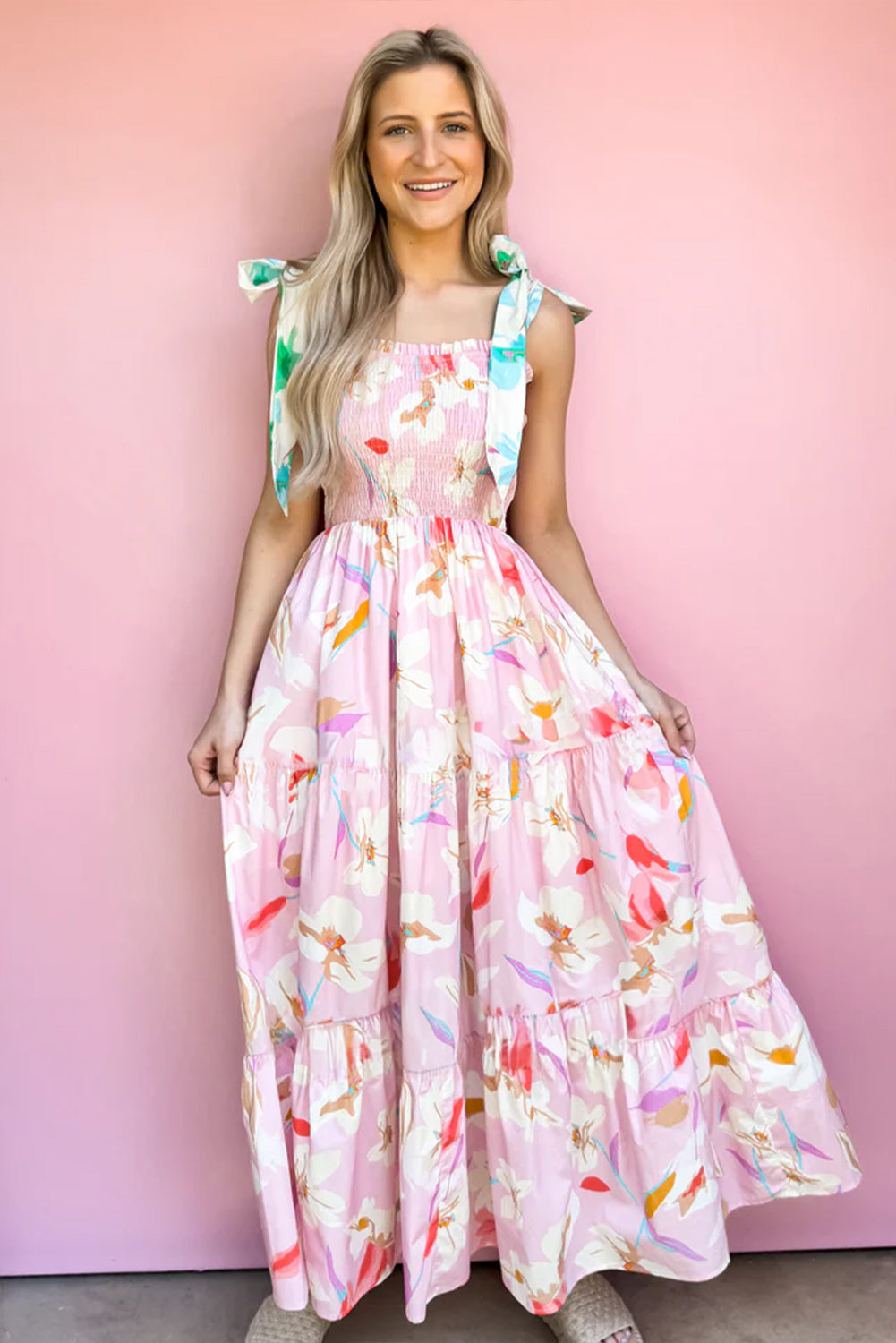 Robe longue smockée à épaules nouées imprimé floral rose