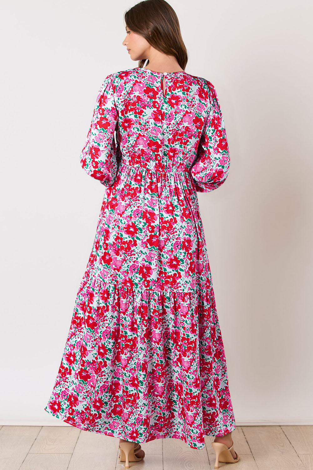 Robe longue bleu ciel à fleurs manches lanterne et taille smockée à volants