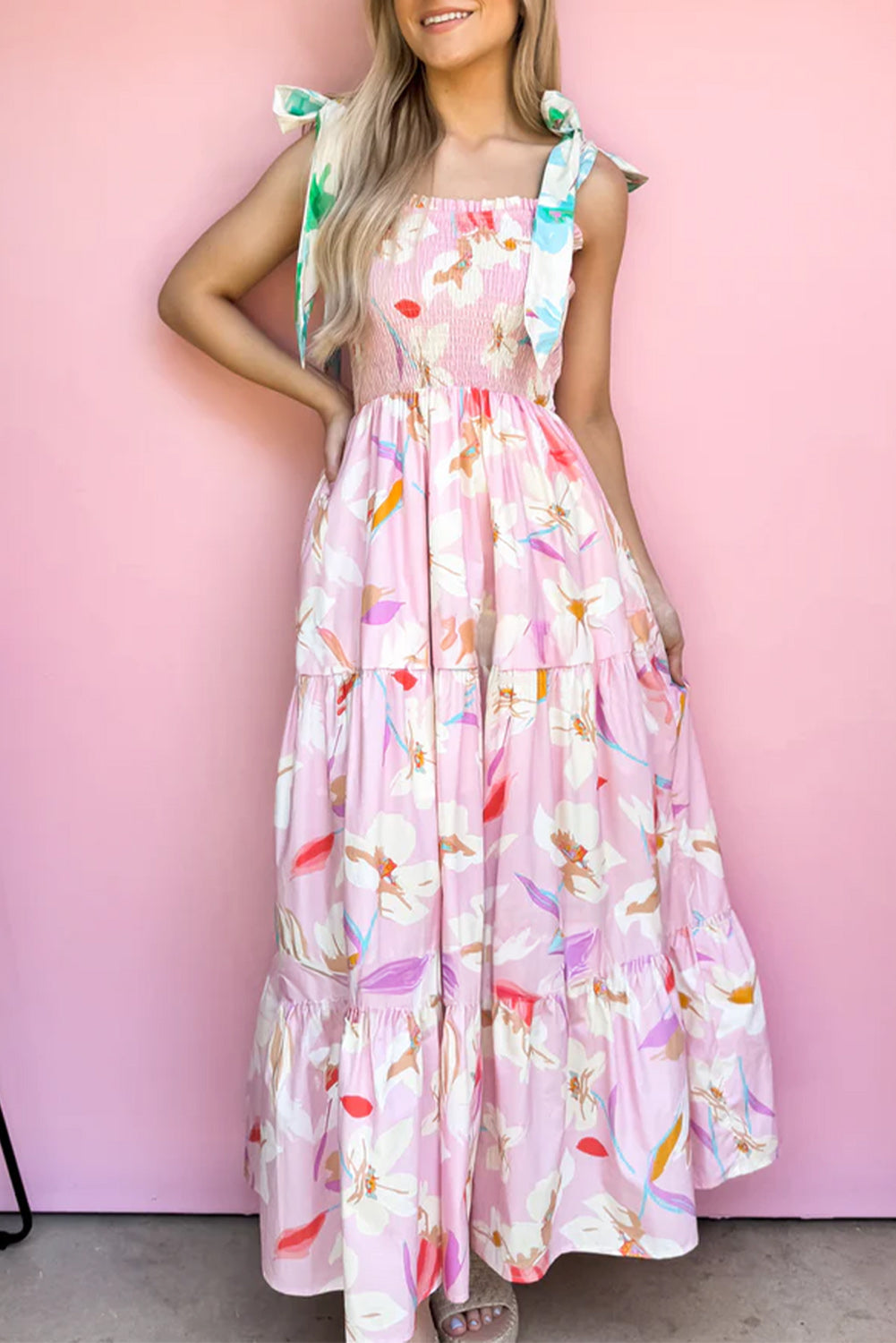 Robe longue smockée à épaules nouées imprimé floral rose
