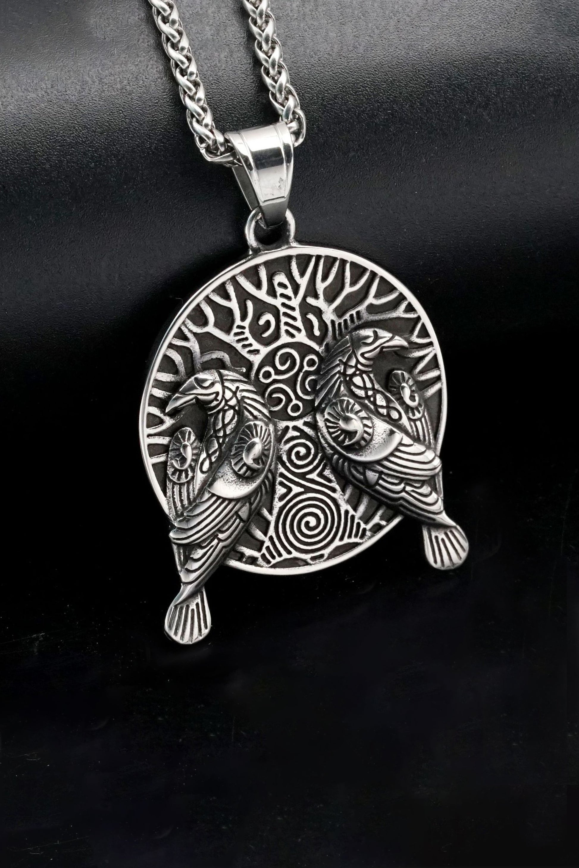 Bijou avec pendentif corbeau Acier Accessoires
