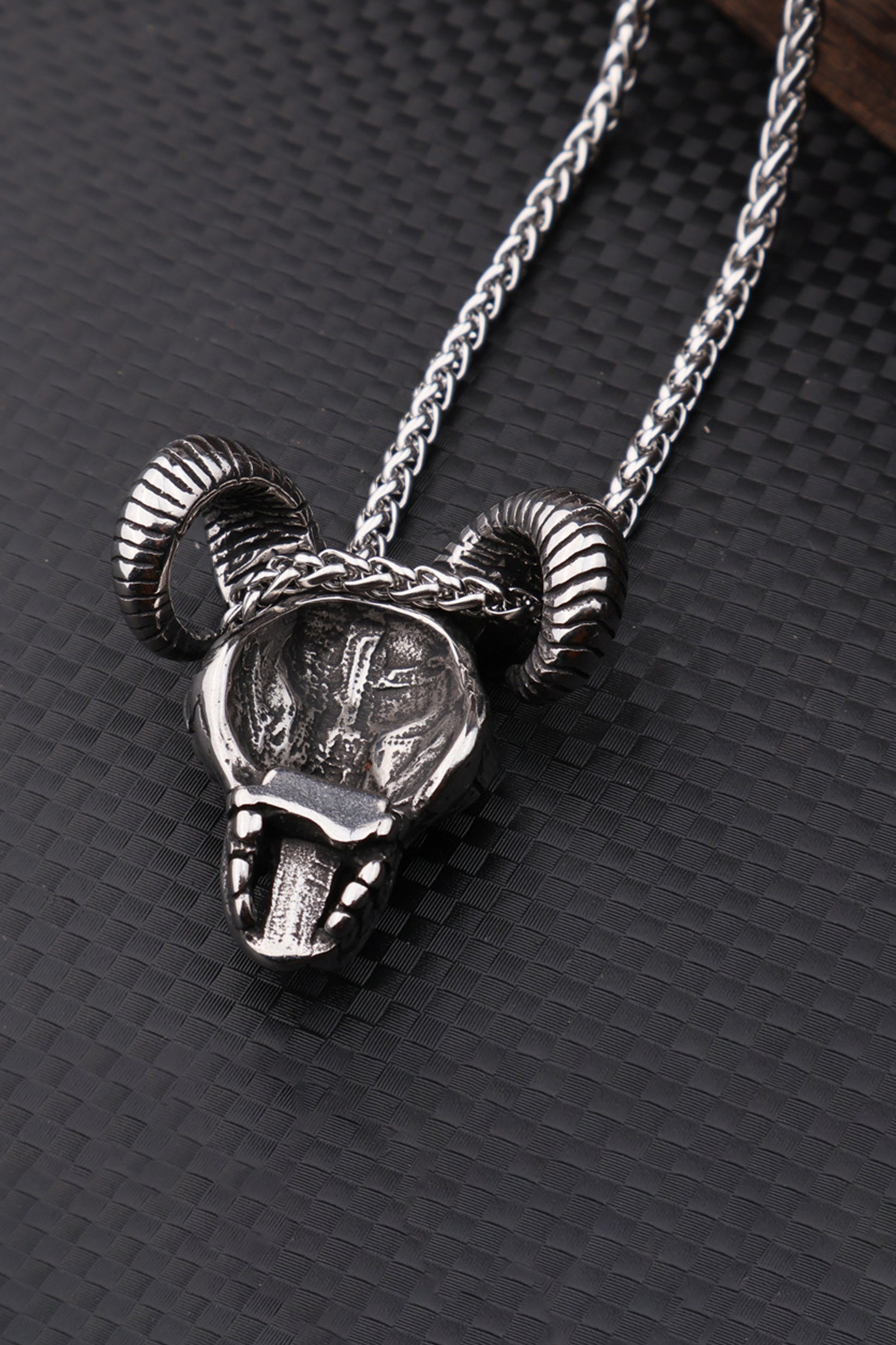 Collier avec pendentif Tête de Mouton Monstre Rétro Acier Accessoires
