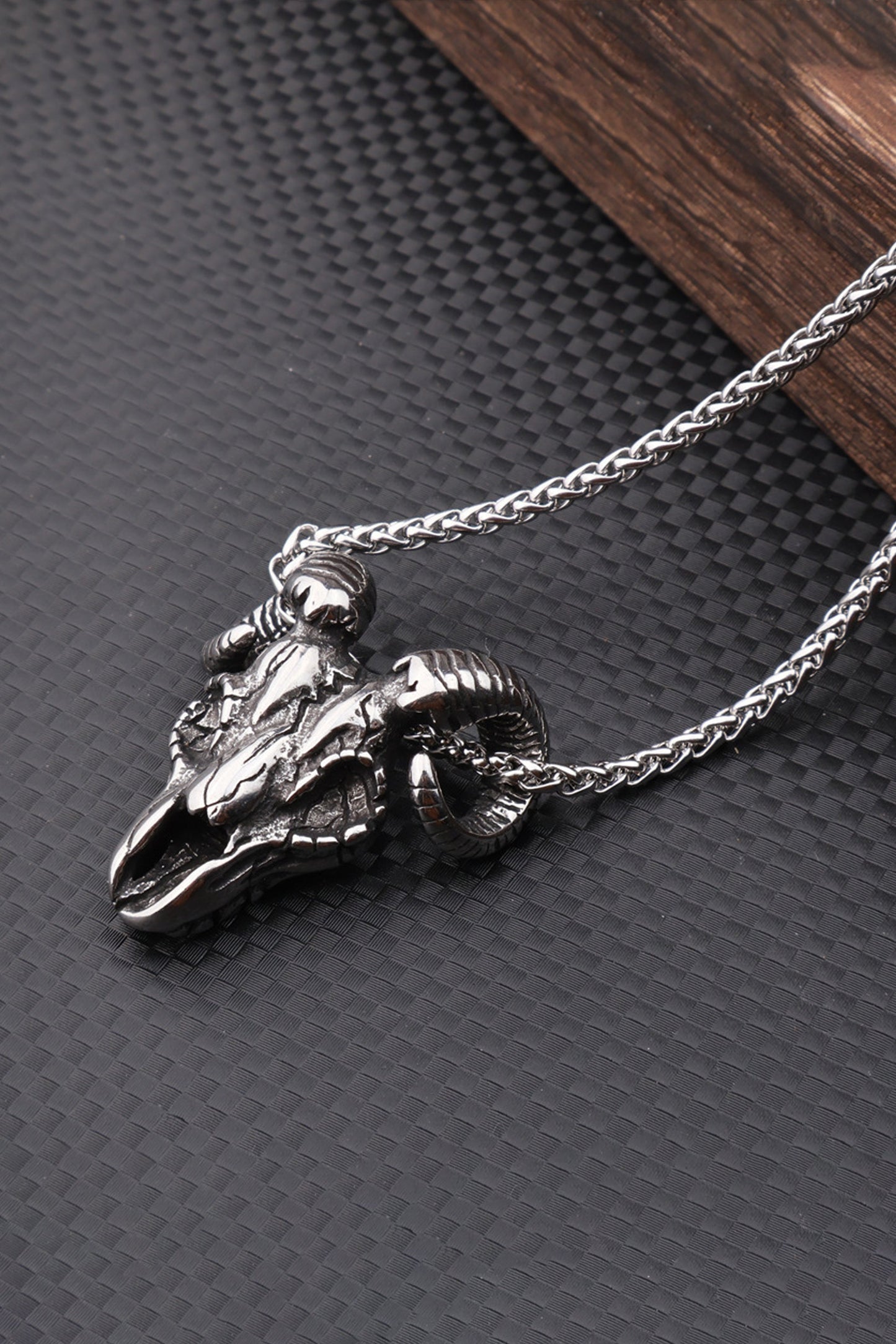 Collier avec pendentif Tête de Mouton Monstre Rétro Acier Accessoires