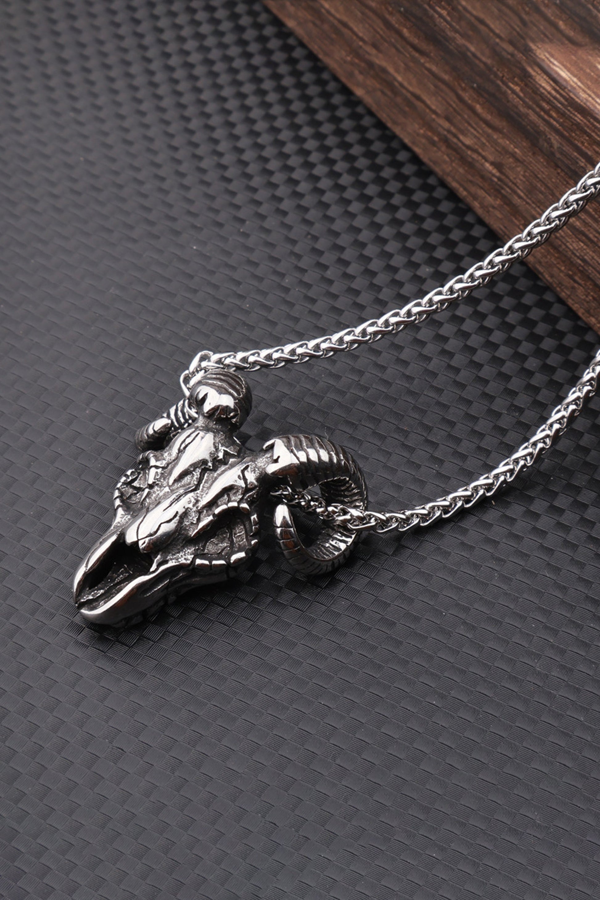 Collier avec pendentif Tête de Mouton Monstre Rétro Acier Accessoires