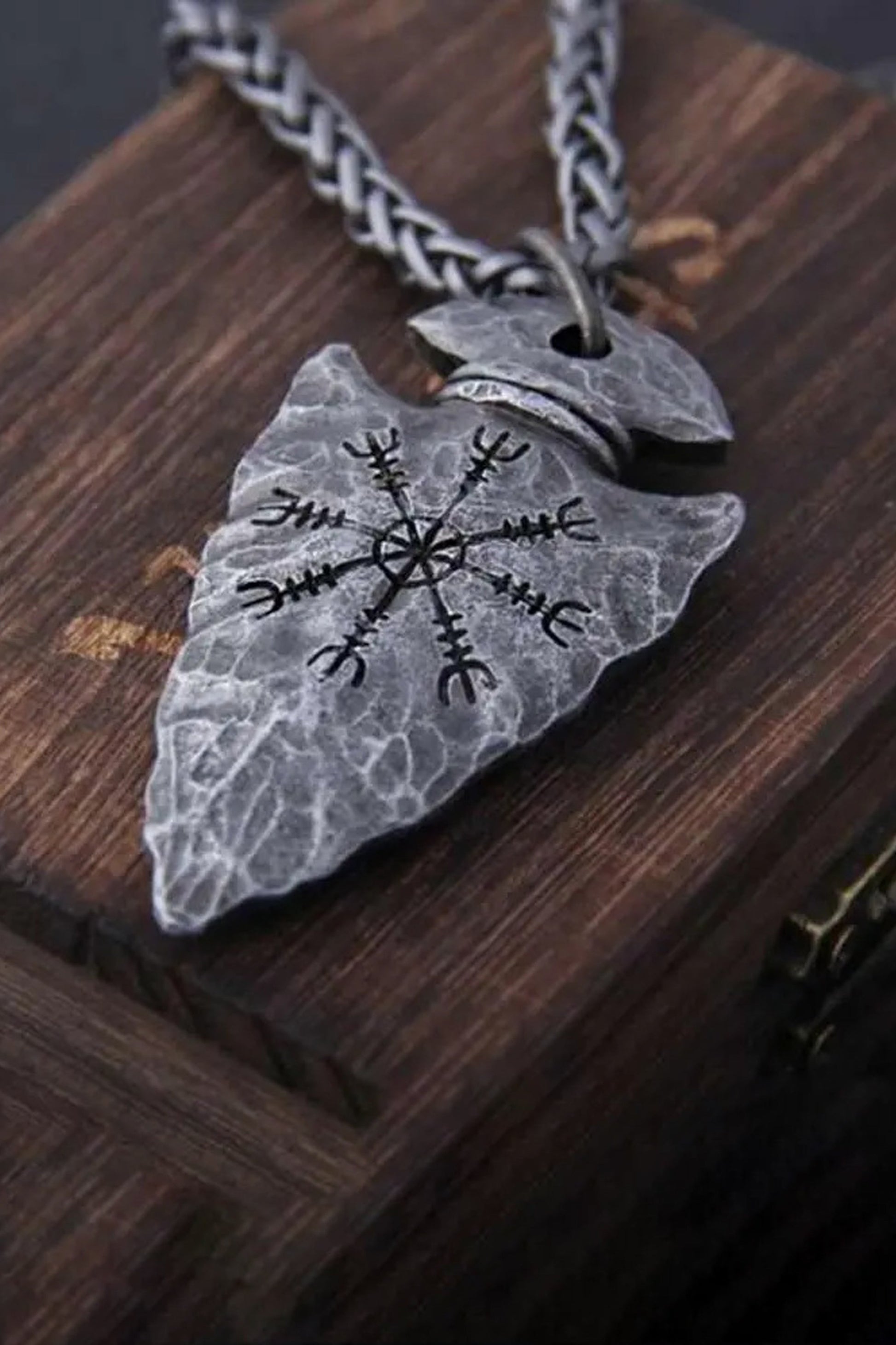Collier avec pendentif casque et boussole Accessoires