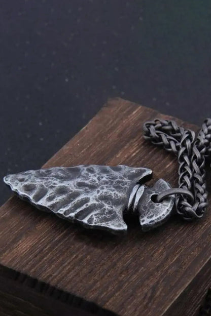 Collier avec pendentif casque et boussole Accessoires