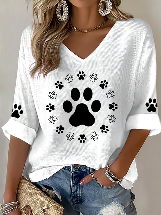 T-shirt mignon de gaufre de pattes de chien des femmes