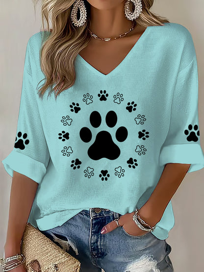 T-shirt mignon de gaufre de pattes de chien des femmes