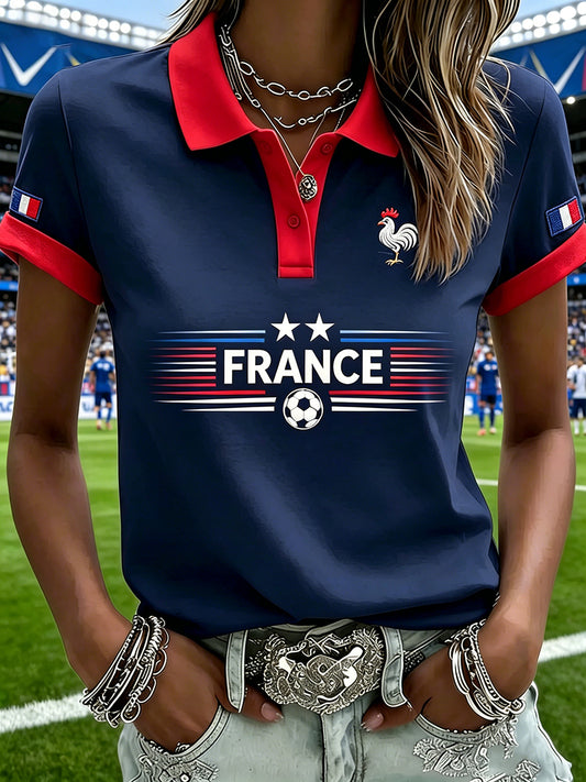 Polo à manches courtes à imprimé en blocs de couleur sur le thème du football féminin